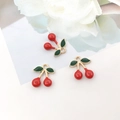 Tre ciondoli a ciliegia smaltati rossi con foglie verdi e ganci dorati per gioielli - Ciliegia 3D 14x16mm