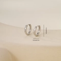 Dimensioni orecchini a cerchio in argento lucido con diametro di 1,3 cm e larghezza - Un Paio / Stile Trama a Puntini-Oro Bianco (E071325bkb)