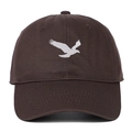 Vue détaillée de la broderie d'aigle blanc sur une casquette de baseball en coton brun - Réglable / Café