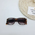 Vista plana de gafas de sol cuadradas de carey con decoración de verano y una tarjeta - Estampado de leopardo
