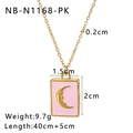 Dettaglio del ciondolo a libro in smalto rosa con luna dorata su catena in acciaio - Volto della Luna Rosa (NB-N1168-PK) / Oro 18K