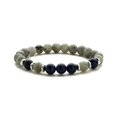 Detail eines Naturstein-Armbandes mit Lapislazuli und silbernen Metall-Zwischenteilen - Lapislazuli