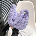 Borsa a nuvola trapuntata viola chiaro con texture a sbuffo e chiusura a cerniera - Viola