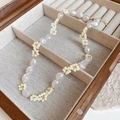 Collar de cuentas con motivos florales en color crema e imitaciones de perlas en caja - Collar de flores de cuentas blancas