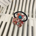 Détail d'élastique à cheveux ours rouge avec cristaux colorés sur cordon élastique - Ours en Pierre Rouge / Pièce Unique