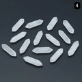 Trece columnas hexagonales de cuarzo blanco de doble punta sobre fondo oscuro - Cristal de roca