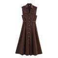 Détail d'une robe chemise sans manches marron foncé avec fermeture boutonnée et col à revers - XS / café