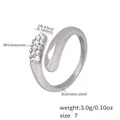 Anello incrociato in acciaio inossidabile argento con strass lucidi e regolabile - Numero 7 / Acciaio con strass bianchi