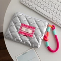 Stylische silberne gesteppte PU-Kosmetiktasche mit buntem Lanyard und Logo-Detail - Silber Magenta Rhombus