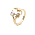 Anello luna e stella placcato oro 18K con pietre di zircone a cuore su sfondo bianco - Aperto Regolabile / Oro