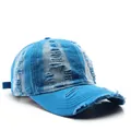 Berretto da baseball vintage in denim blu lavato con fori consumati e stile retrò usurato - Blu