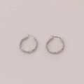 Dettaglio di orecchini a cerchio intrecciati argento con superficie strutturata - 3cm / Color Acciaio