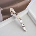 Dettaglio ravvicinato della grande pinza per capelli in acetato tartarugato su vassoio - 4# Perlato Bianco e Marrone Fermaglio a Corno Curvo