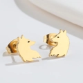 Vista macro dell'orecchino a lobo dorato a forma di lupo con chiusura a perno sicura - Oro