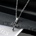 Collana con ciondolo a croce punk nera e catena d'argento su sfondo di pietra - Collana con Croce Nera