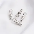 Makroaufnahme von silbernen Federverschlüssen für Perlenketten und DIY-Schmuckzubehör - Platinfarben Langer Karabiner 23x8mm