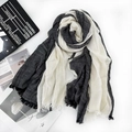 Sciarpa sottile in cotone e lino grigio scuro e beige con frange e effetto stropicciato - Blocco di Colore Nero e Bianco