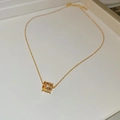 Dettaglio della collana con lucchetto in oro 18k e cristalli su vassoio per gioielli - Stile Cilindro Vita