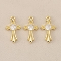 Detalle de tres colgantes de cruz barroca bañados en oro de 18K con gemas claras - Globo Casa Up / 1.5*0.8cm / Dorado