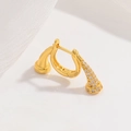 Detailaufnahme von vergoldetem S925 Sterlingsilber Ohrring mit Zirkonia und S925-Stempel - C-Stil Gold Hornform