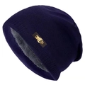 Dettaglio del berretto in maglia blu con fodera in pile grigio e fibbia in pelle decorativa - L(58-60cm) / Blu navy