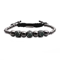 Dettaglio macro del bracciale con perle nere, zirconi verdi e cordino intrecciato - Zircone Verde Triplo Tondo Nero Fucile