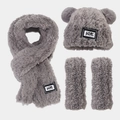 Detail des grauen Winter-Kits mit flauschigen Kunstfell-Pompons und LOVE-Schriftzug - Grau