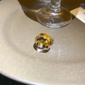 Dettaglio di un anello vintage in resina ambrata con motivo leopardato e fascia argento - Stampa Leopardata Tartarugata (Anello Caffè) / Anello - Color Caffè