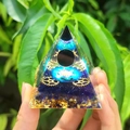 Générateur d'énergie Orgone en pyramide de cristal bleu avec feuilles d'or et engrenages - Style 45