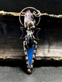 Gros plan du pendentif lune en bronze avec pierre d'améthyste brute et incrustation d'agate - Bleu Royal