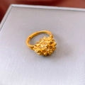 Makroaufnahme von vergoldetem Blumenring mit verstellbarer Schiene und Mattglanz-Finish - Gold