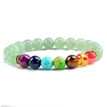 Detailopname van natuursteen chakra armband met groene kralen en gekleurde accenten - 8mm / Groene Aventurijn + 7 Kleuren + Antiek Brons Accessoires