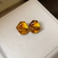 Makroaufnahme von sechseckigen Bernstein-Resin-Ohrringen mit Goldmetallkanten - 13# Silberne Nadel - Sechseckig - Gold - Braun