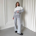 Ensemble en tricot rayé gris et blanc pour femme avec haut à col roulé et pantalon large - S / Gris