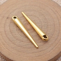 Colgantes dorados de punta para bisutería con ganchos sobre base de madera - Oro Antiguo
