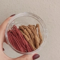 Détail macro d'élastiques à cheveux haute élasticité avec nœuds dans un pot transparent - Pack de 20 Bâtons / Rouge Orangé Et Jaune Gingembre
