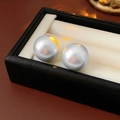 Pendientes de perlas redondas minimalistas con pasadores de plata en caja negra - 20mm / Azul (Blanco Plateado)