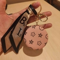 Portachiavi specchio in pelle rosa con motivi a stella, ganci dorati e nastro di seta - Monogramma Rosa