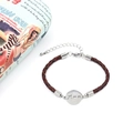 Dettaglio bracciale in pelle intrecciata con ciondolo a cuore Mom e chiusura in acciaio - Marrone