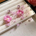 Orecchini a fiore rosa con cristallo quadrato e perline in scatola beige - 11# Orecchini a Bottone con Nappa a Fiore Rosa Fucsia e Perline di Vetro con Strass