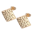 Detailansicht quadratischer goldener Ohrstecker mit gehämmerter Textur und sicherem Verschluss - 14mm/Gold/Quadratisch