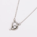 Dettaglio macro del ciondolo a cuore in argento con zircone centrale e bordo con diamanti - Argento [Zirconia Bianco]