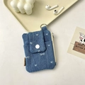 Dettaglio del porta carte in denim azzurro con motivi a cuore e clip in metallo - Blu Scuro Fiocco