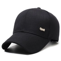 Klassische schwarze Baseballkappe mit silbernem Sport-Metallemblem und gebogenem Schirm - Verstellbar / Schwarz