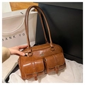 Dettaglio borsa a spalla vintage marrone con doppie tasche anteriori e fibbie metalliche - Stile di base / Marrone