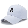 Casquette de baseball en coton bleu clair avec broderie R noire et visière courbée - Réglable / Blanc