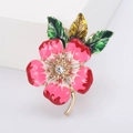 Elegante spilla a fiore di pesco in smalto con petali rosa e cristallo su oro - Rosa