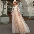 Elegantes champagnerfarbenes Hochzeitskleid mit weißer Spitze und Puffärmeln - US Größe 2 (S) / Champagner