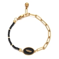 Detail der goldenen Gliederkette und schwarzen Perlenarmband mit Federanhänger-Gravur - Schwarz