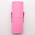 Zylindrischer Make-up-Pinselhаlter aus rosa PU-Leder mit Druckknopf auf weißem Grund - Knallrosa